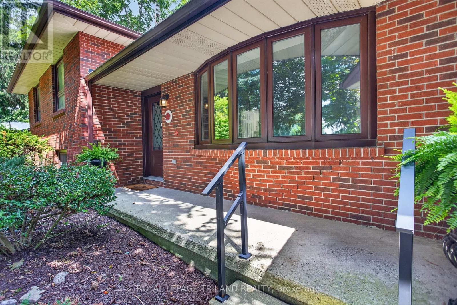 Single Family at 115 Springer Street, Middlesex Centre (Komoka), Ontario - Photo 6 - RE/MAX Garden City Realty
