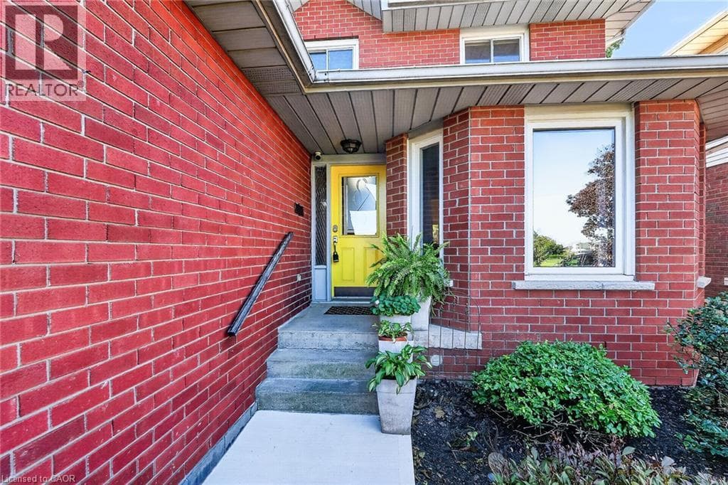 Single Family at 31 PRINCESS Boulevard, Grimsby, Ontario - Photo 6 - RE/MAX Garden City Realty