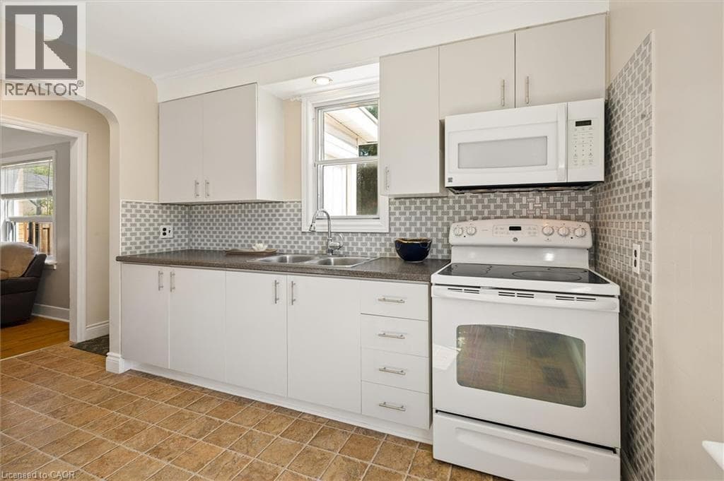 Single Family at 490 EAST Avenue, Kitchener, Ontario - Photo 9 - RE/MAX Garden City Realty