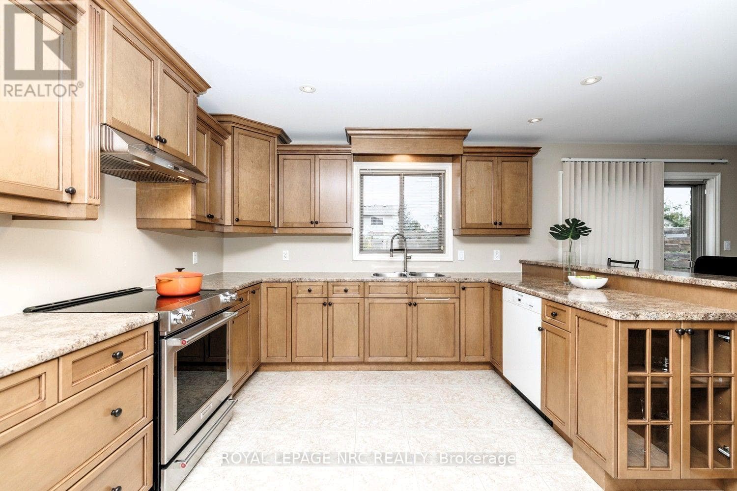 Single Family at 8394 Greenfield Crescent, Niagara Falls (Forestview), Ontario - Photo 10 - RE/MAX Garden City Realty