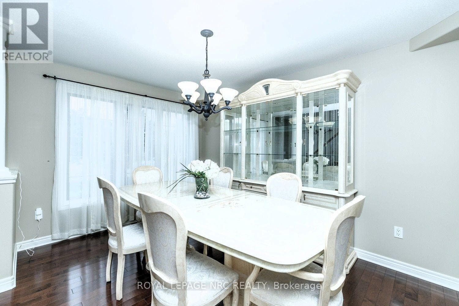 Single Family at 8394 Greenfield Crescent, Niagara Falls (Forestview), Ontario - Photo 8 - RE/MAX Garden City Realty
