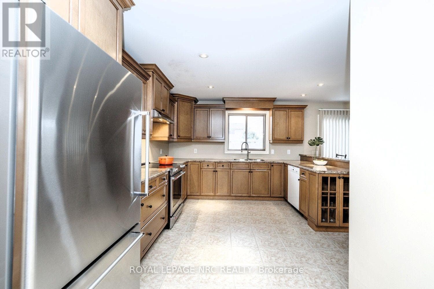 Single Family at 8394 Greenfield Crescent, Niagara Falls (Forestview), Ontario - Photo 9 - RE/MAX Garden City Realty