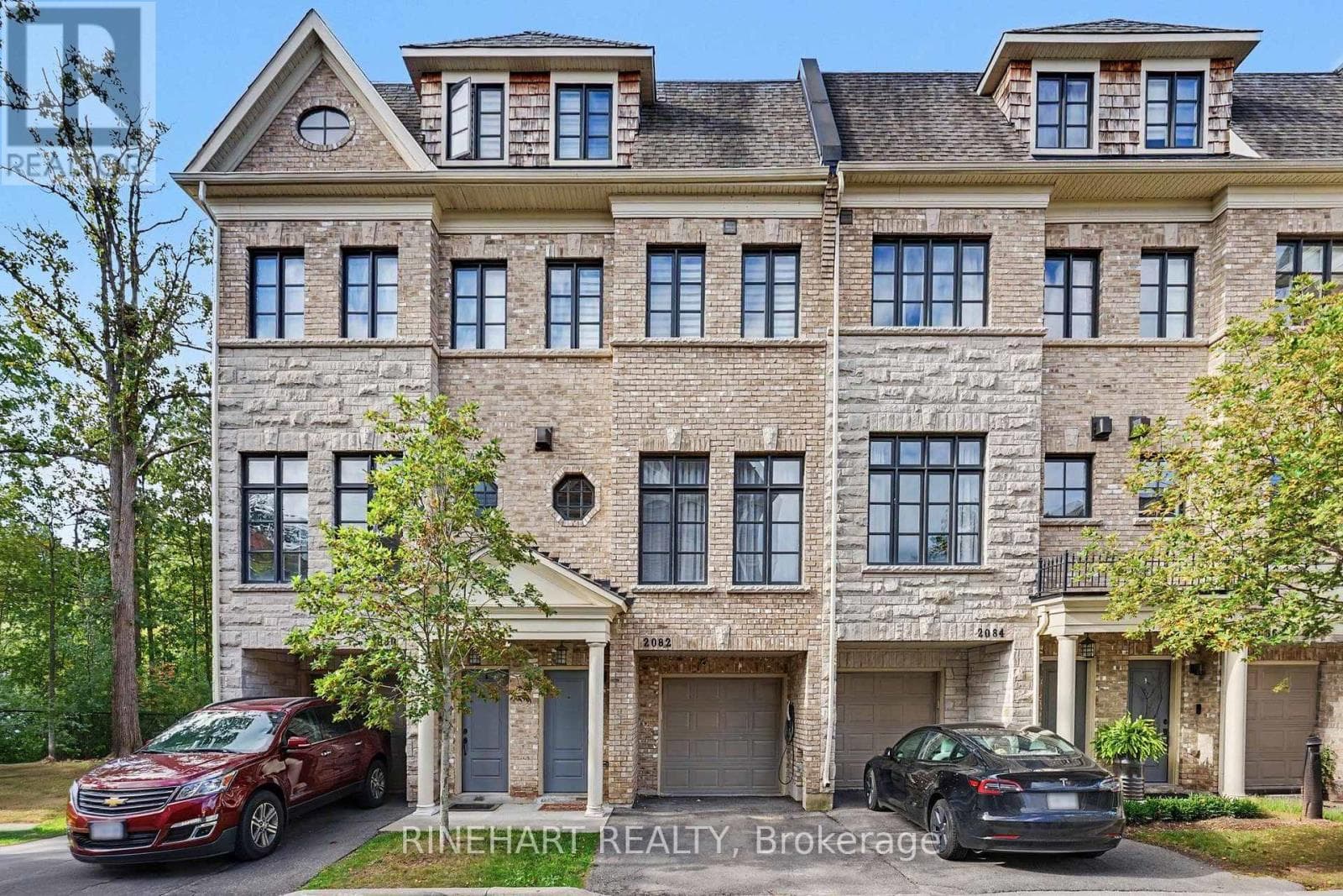2082 Queensborough Gate