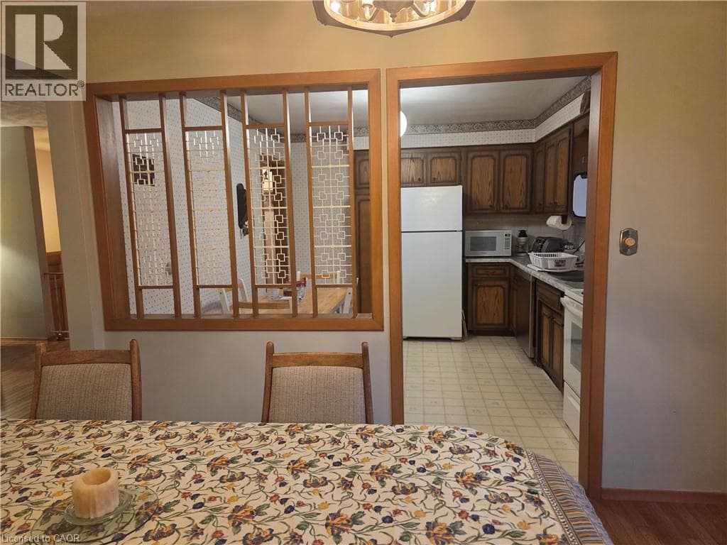 Single Family at 410 LAKEVIEW Drive, Waterloo, Ontario - Photo 3 - RE/MAX Garden City Realty