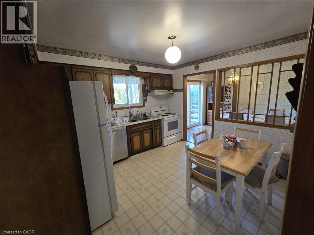Single Family at 410 LAKEVIEW Drive, Waterloo, Ontario - Photo 4 - RE/MAX Garden City Realty