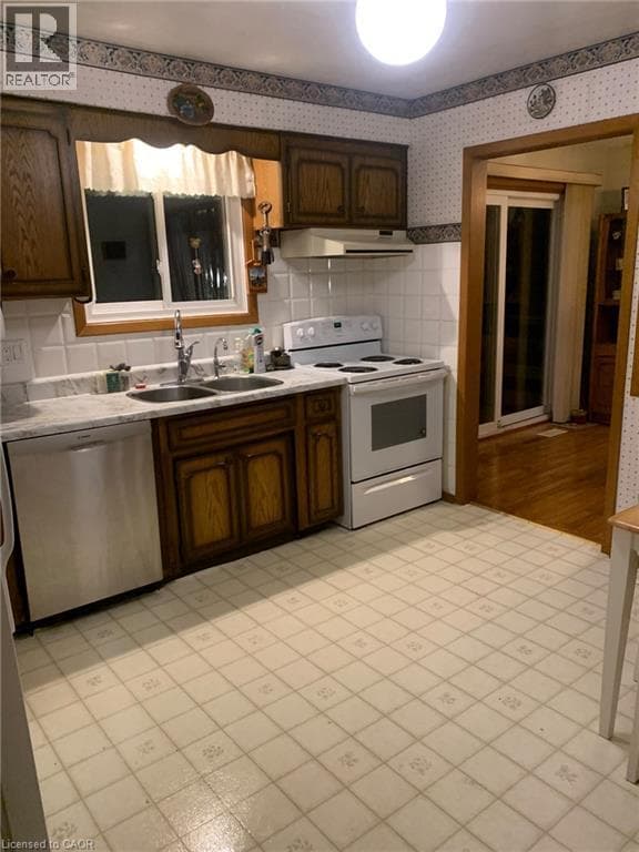 Single Family at 410 LAKEVIEW Drive, Waterloo, Ontario - Photo 5 - RE/MAX Garden City Realty