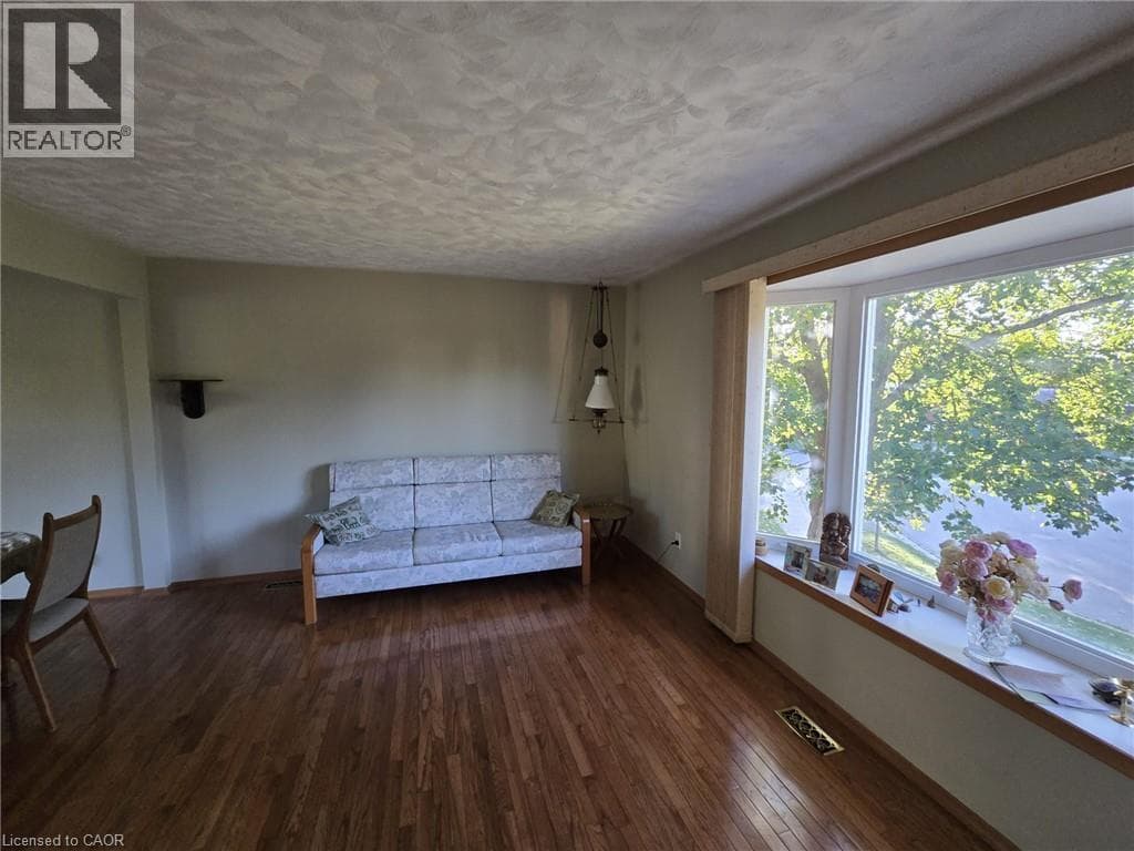Single Family at 410 LAKEVIEW Drive, Waterloo, Ontario - Photo 7 - RE/MAX Garden City Realty