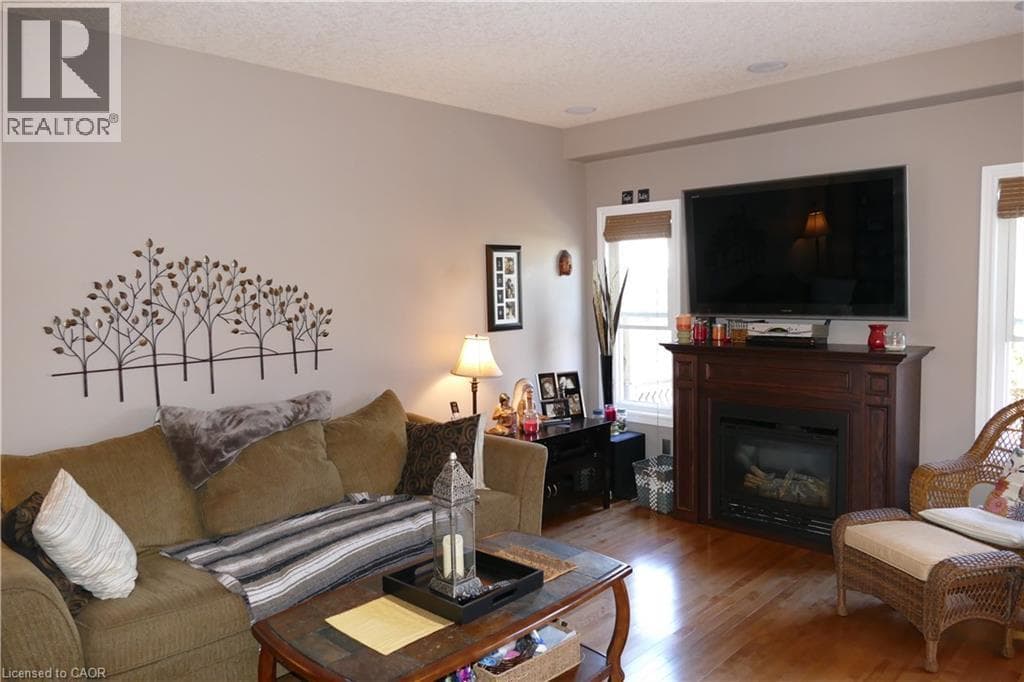 Single Family at 466 SIENNA Crescent, Kitchener, Ontario - Photo 7 - RE/MAX Garden City Realty