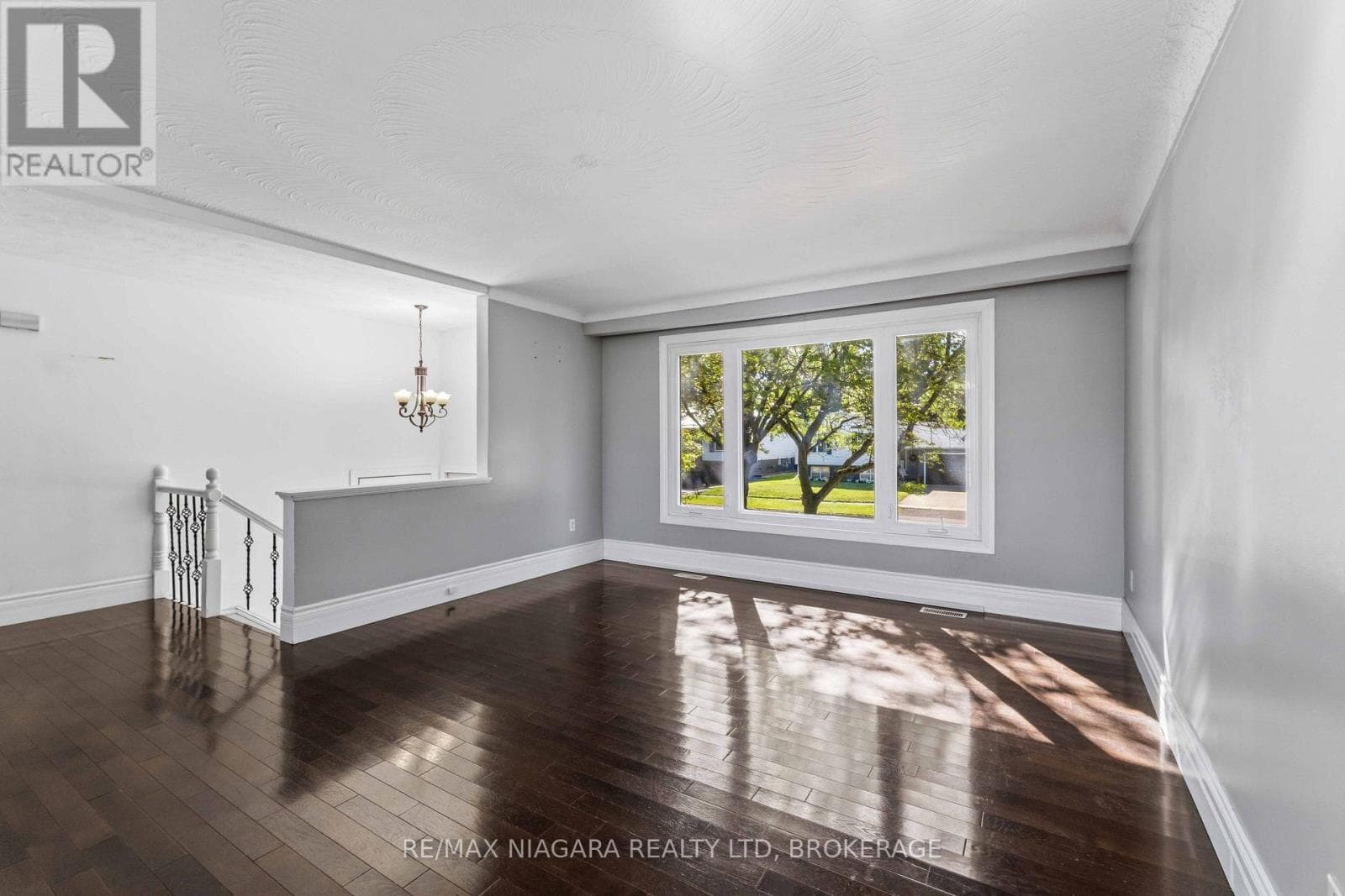 Single Family at 60 Brant Avenue, Welland (N. Welland), Ontario - Photo 2 - RE/MAX Garden City Realty