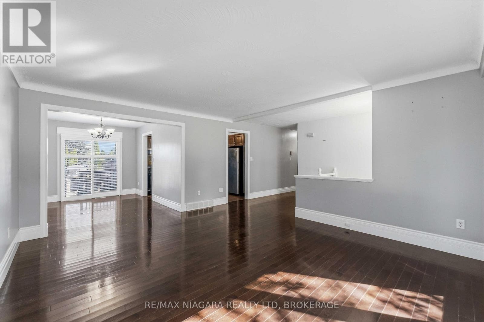 Single Family at 60 Brant Avenue, Welland (N. Welland), Ontario - Photo 3 - RE/MAX Garden City Realty