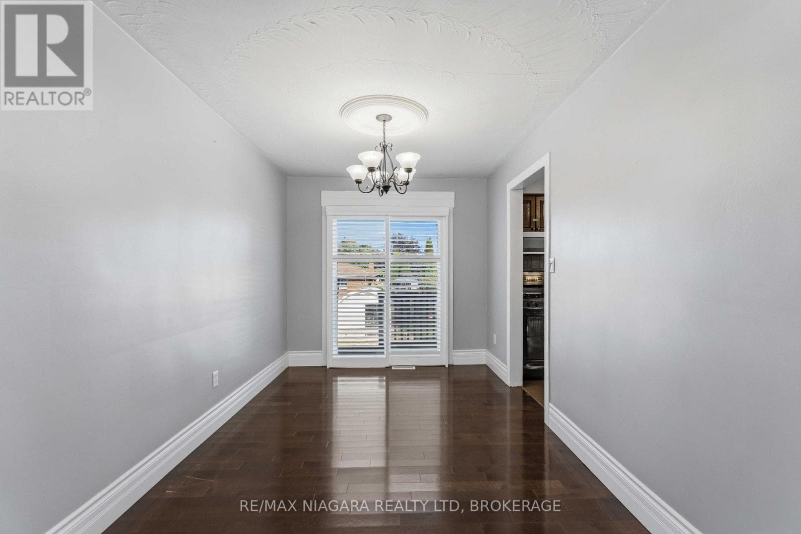 Single Family at 60 Brant Avenue, Welland (N. Welland), Ontario - Photo 4 - RE/MAX Garden City Realty
