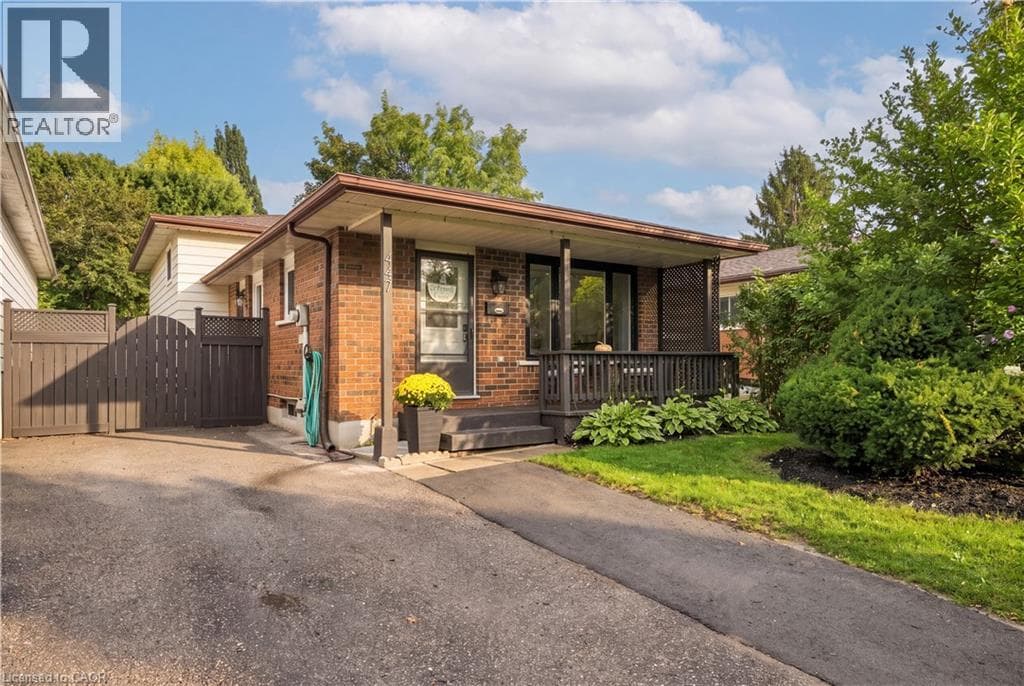 Single Family at 447 DRUMMERHILL Crescent, Waterloo, Ontario - Photo 5 - RE/MAX Garden City Realty