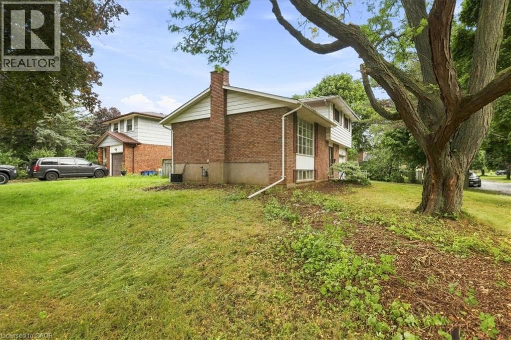 Single Family at 395 MOSSOM Place, Waterloo, Ontario - Photo 4 - RE/MAX Garden City Realty