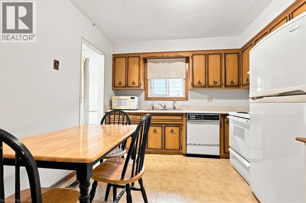 Single Family at 395 MOSSOM Place, Waterloo, Ontario - Photo 10 - RE/MAX Garden City Realty