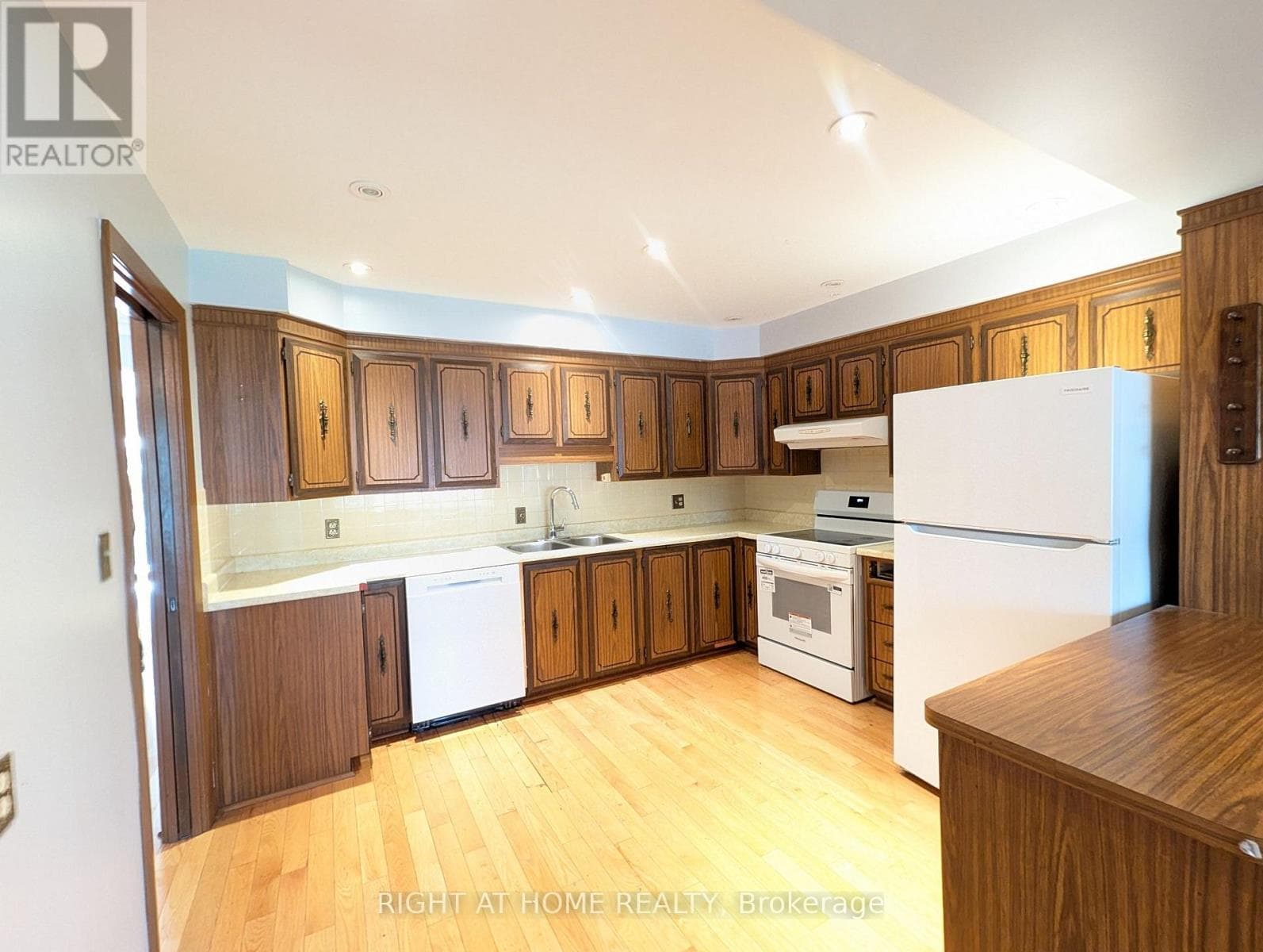Single Family at Main Floor- 716 Tulip Court, Oshawa (Centennial), Ontario - Photo 7 - RE/MAX Garden City Realty