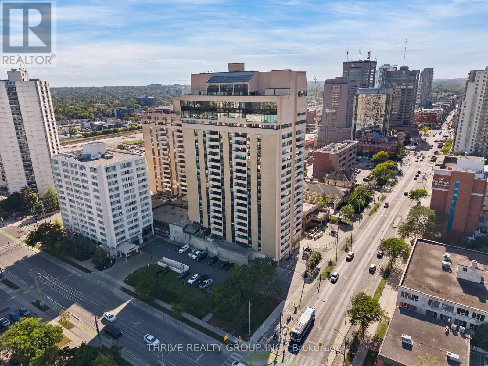 904- 389 Dundas Street