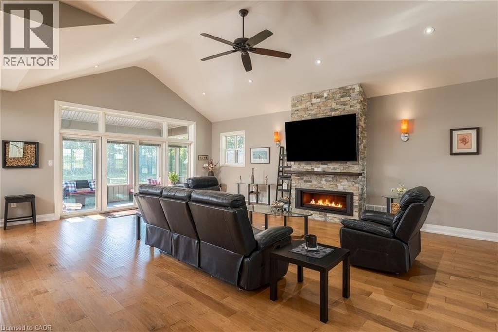 Single Family at 3265 MOUNTAIN Road, Beamsville, Ontario - Photo 6 - RE/MAX Garden City Realty
