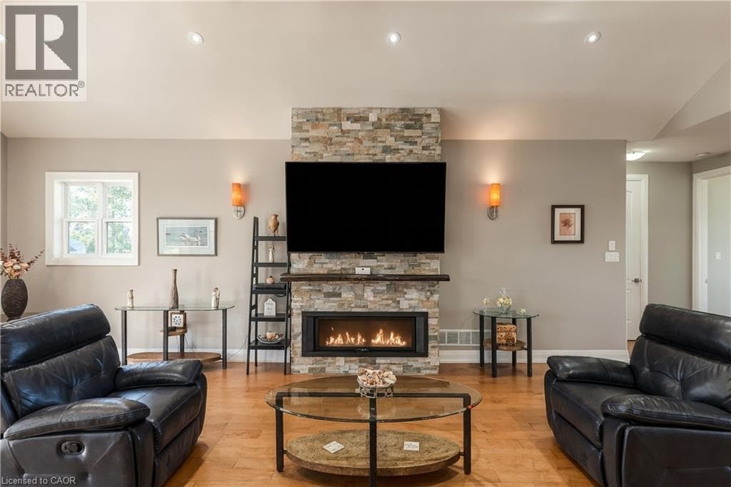 Single Family at 3265 MOUNTAIN Road, Beamsville, Ontario - Photo 7 - RE/MAX Garden City Realty