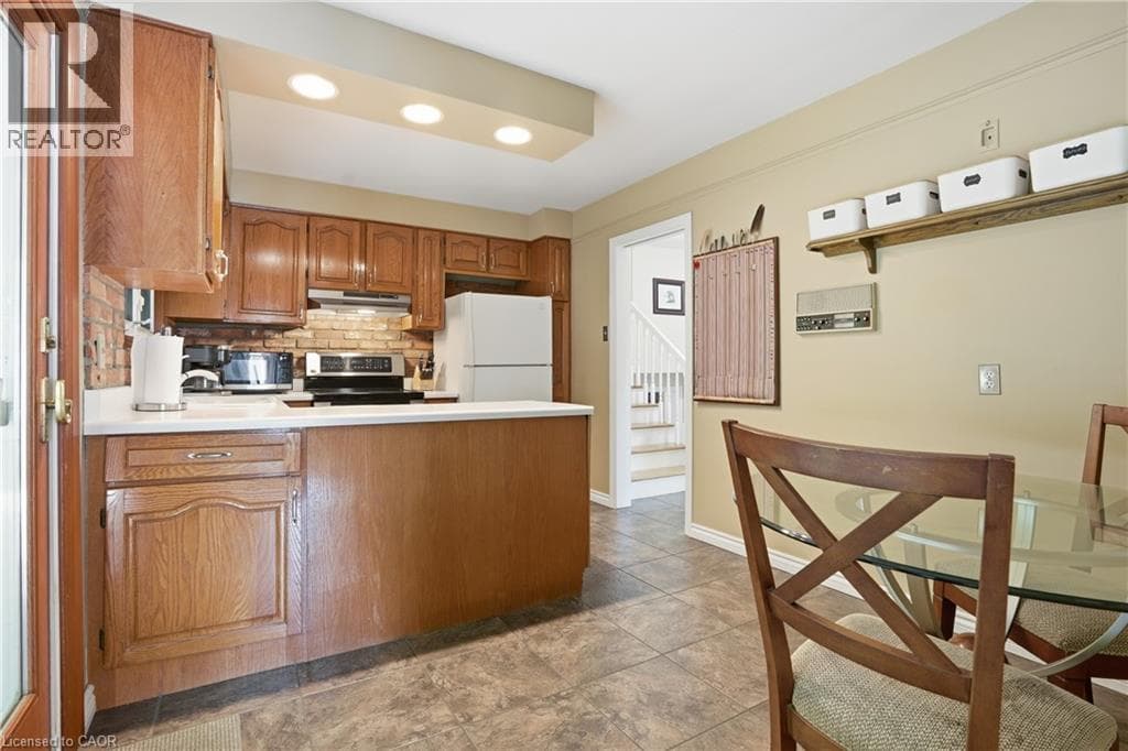 Single Family at 38 KINGSWAY Boulevard, Grimsby, Ontario - Photo 9 - RE/MAX Garden City Realty