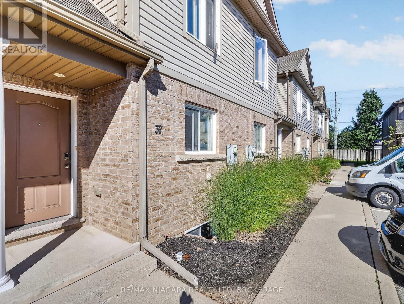 Single Family at 37- 6118 Kelsey Crescent, Niagara Falls (Forestview), Ontario - Photo 3 - RE/MAX Garden City Realty