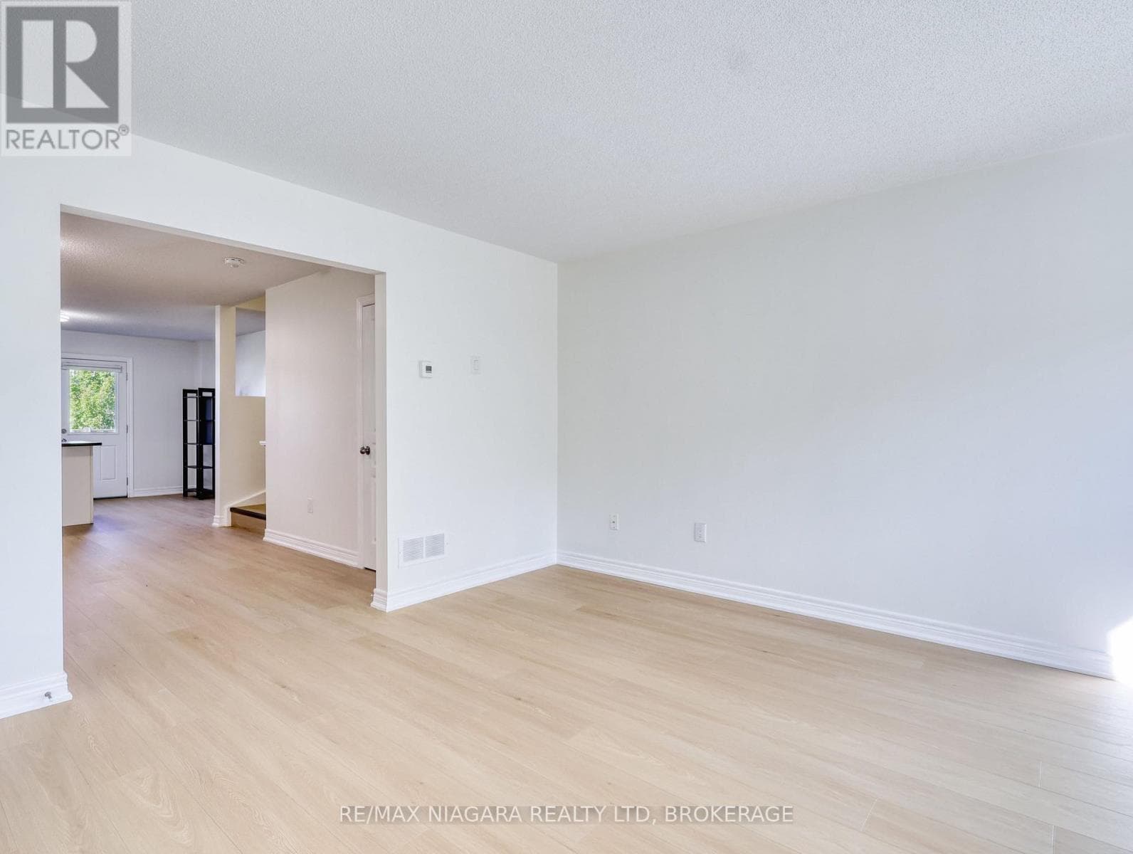 Single Family at 37- 6118 Kelsey Crescent, Niagara Falls (Forestview), Ontario - Photo 4 - RE/MAX Garden City Realty