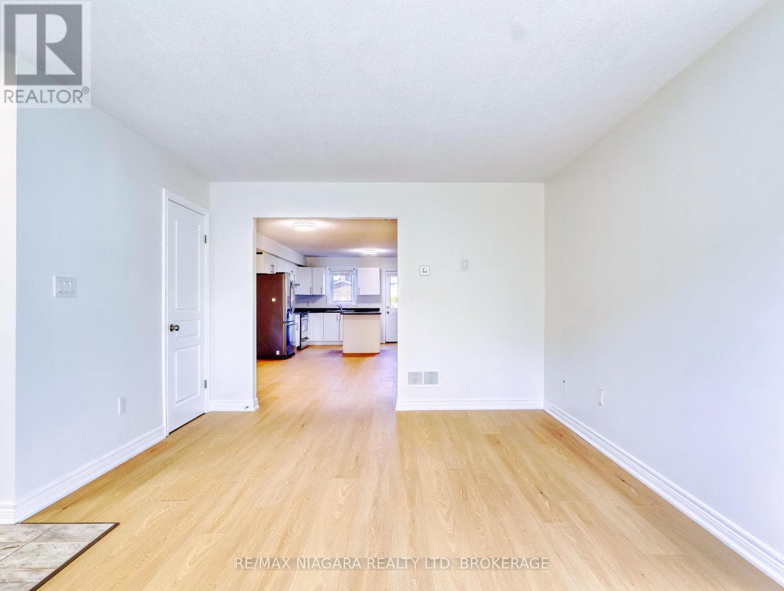 Single Family at 37- 6118 Kelsey Crescent, Niagara Falls (Forestview), Ontario - Photo 5 - RE/MAX Garden City Realty