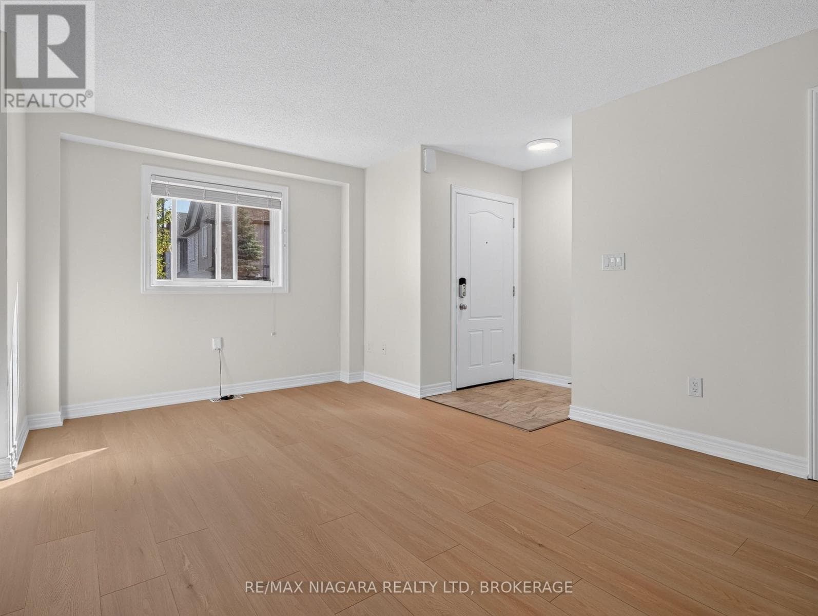Single Family at 37- 6118 Kelsey Crescent, Niagara Falls (Forestview), Ontario - Photo 6 - RE/MAX Garden City Realty