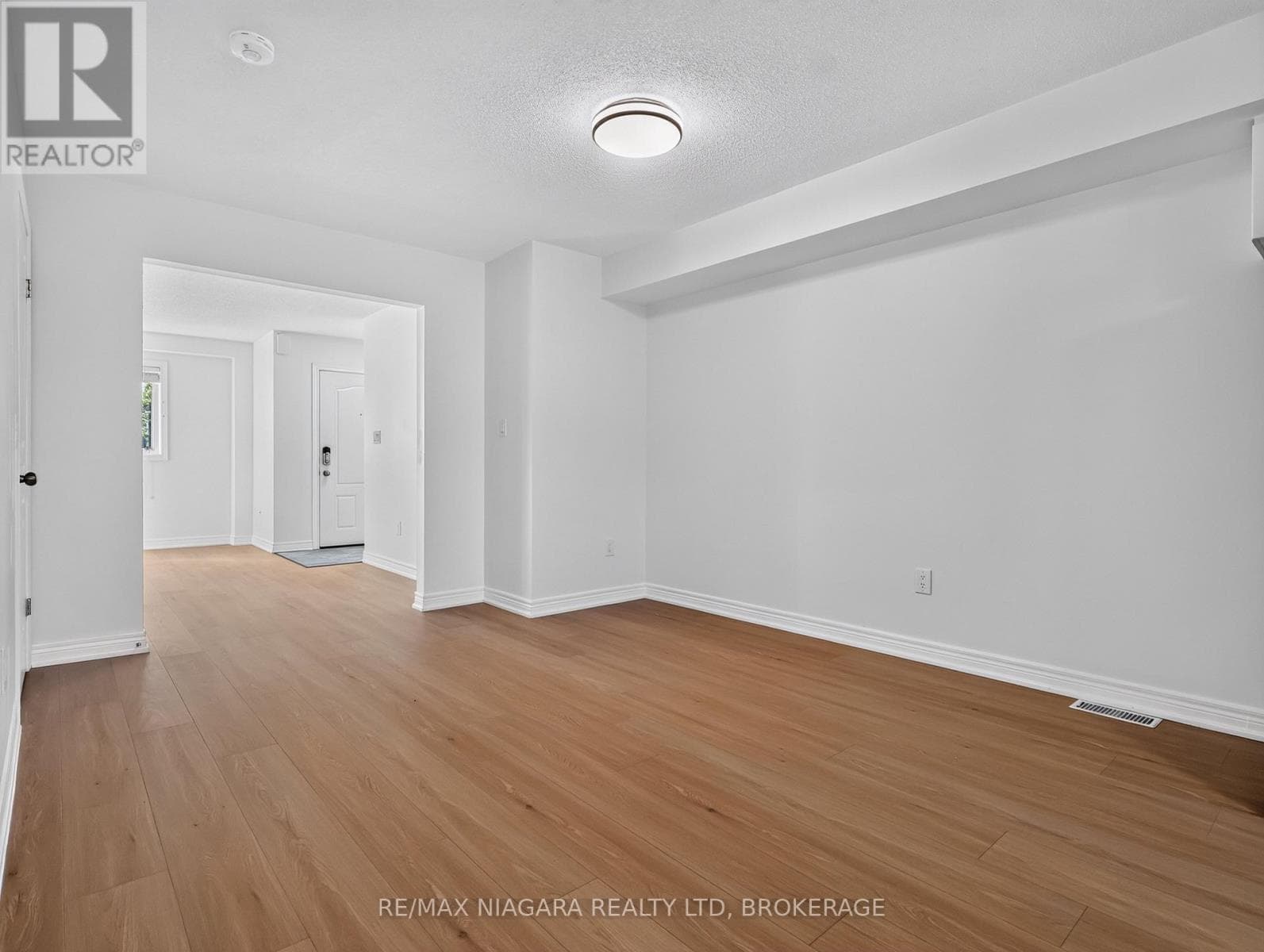 Single Family at 37- 6118 Kelsey Crescent, Niagara Falls (Forestview), Ontario - Photo 9 - RE/MAX Garden City Realty