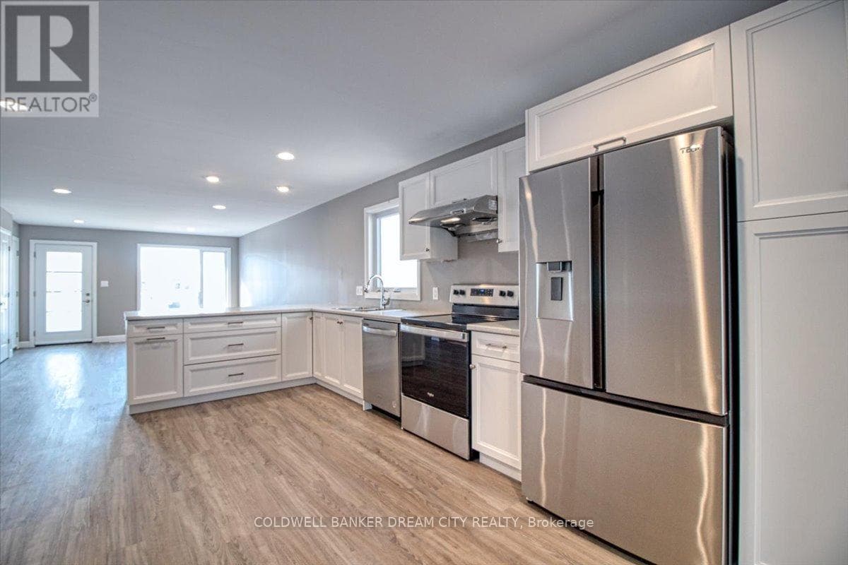 Single Family at 100 Arrowhead Lane, Chatham-Kent (Chatham), Ontario - Photo 8 - RE/MAX Garden City Realty