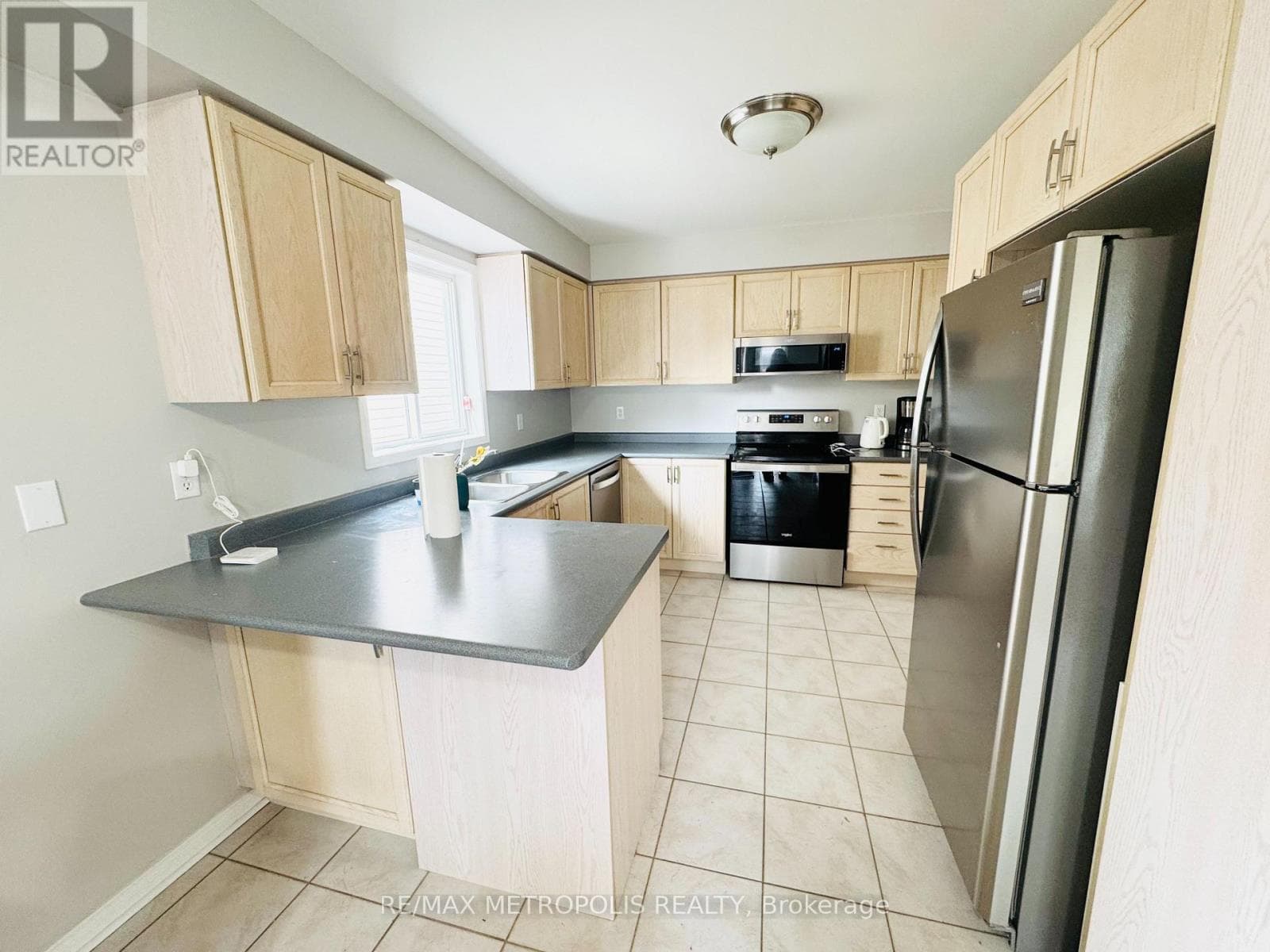Single Family at 33 Palomino Place, Whitby (Pringle Creek), Ontario - Photo 4 - RE/MAX Garden City Realty