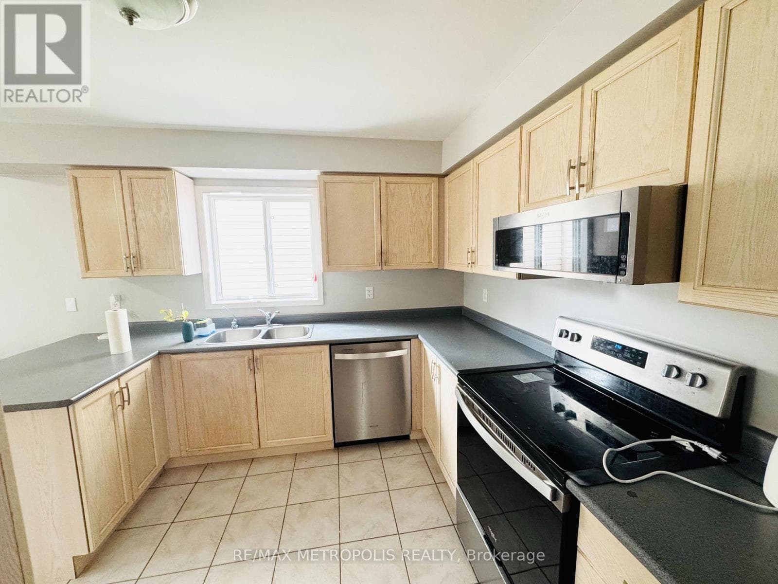 Single Family at 33 Palomino Place, Whitby (Pringle Creek), Ontario - Photo 6 - RE/MAX Garden City Realty