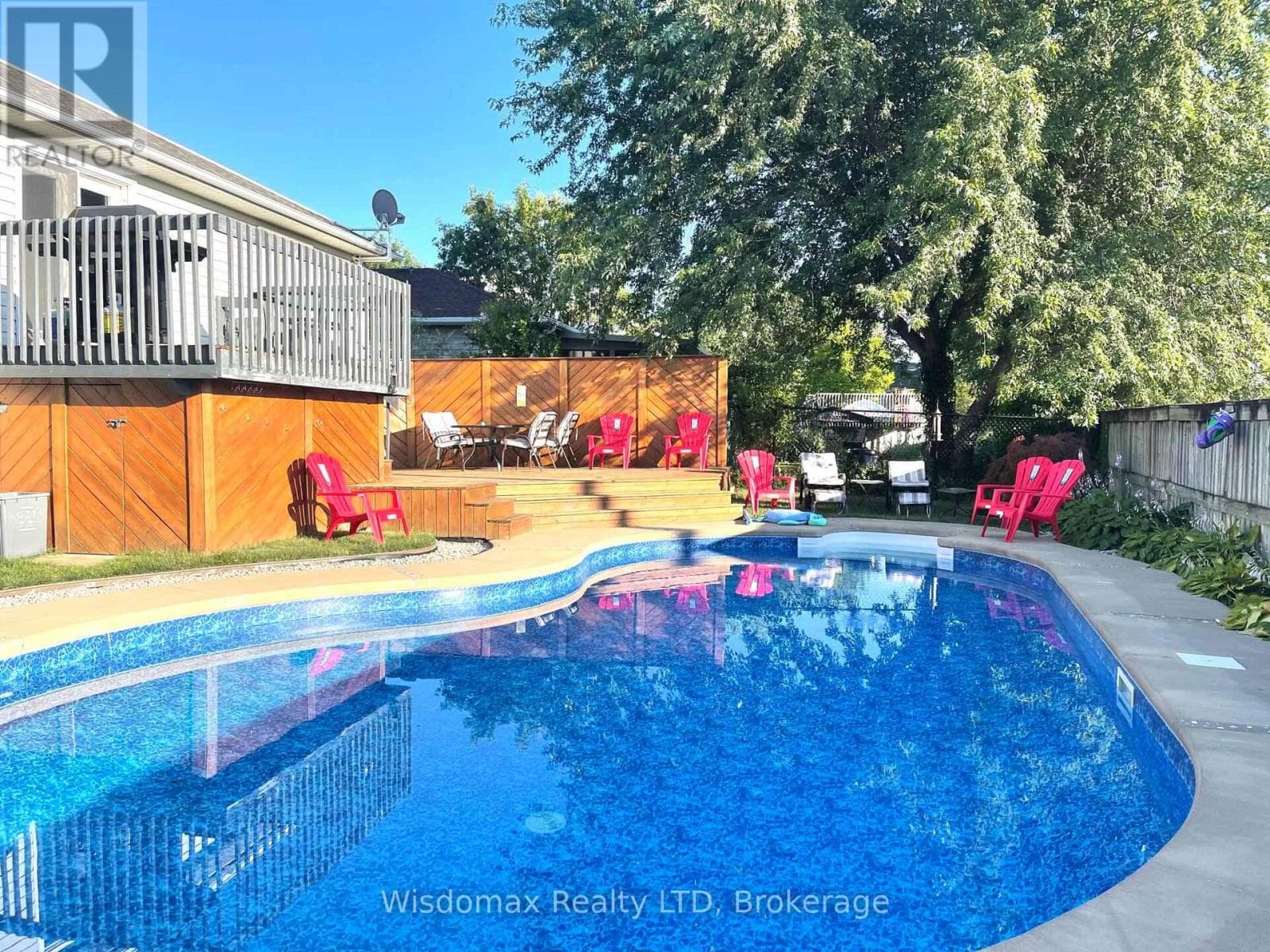 8272 WOODSVIEW Crescent
