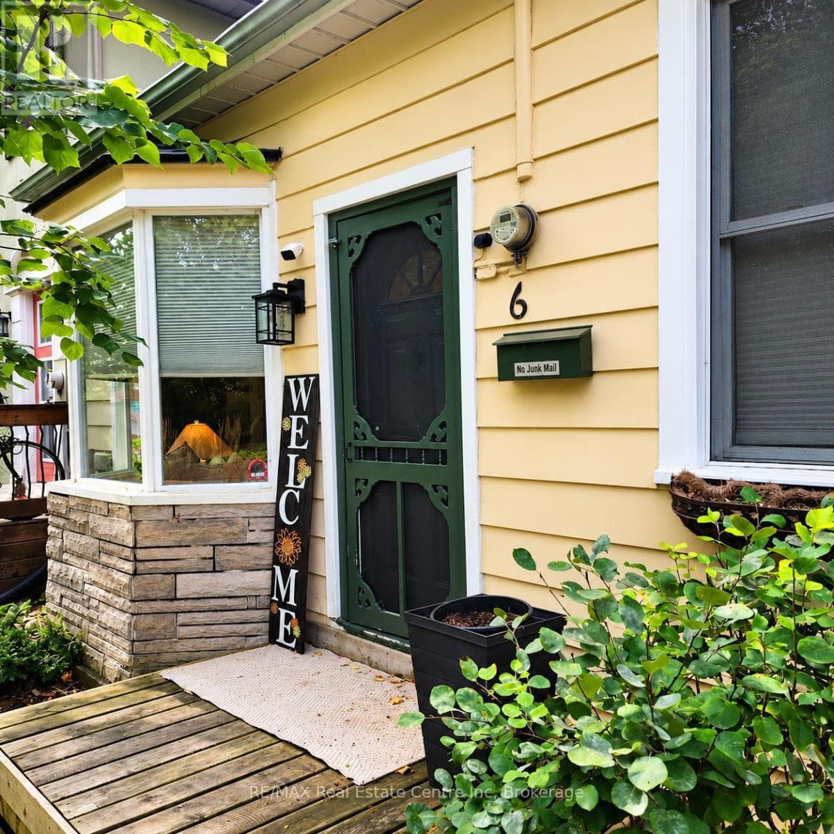 6 Dufferin Street