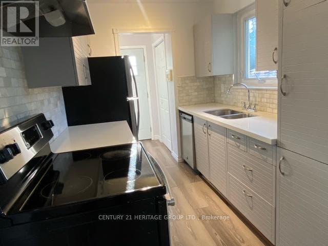 Single Family at Main- 779 Greenfield Crescent, Newmarket (Huron Heights-Leslie Valley), Ontario - Photo 8 - RE/MAX Garden City Realty