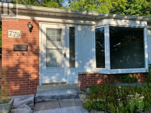 Single Family at Main- 779 Greenfield Crescent, Newmarket (Huron Heights-Leslie Valley), Ontario - Photo 2 - RE/MAX Garden City Realty