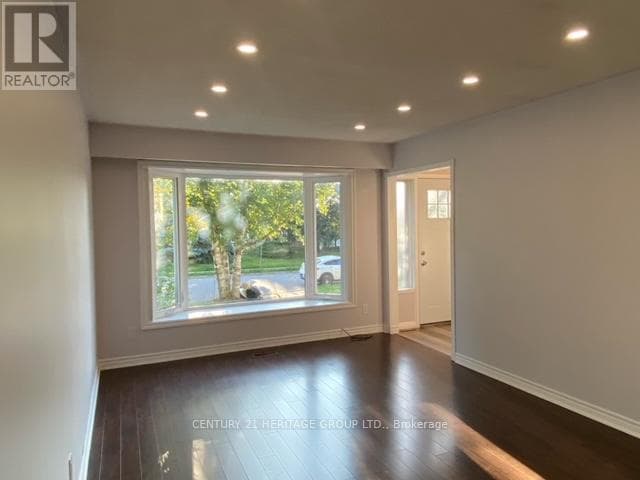Single Family at Main- 779 Greenfield Crescent, Newmarket (Huron Heights-Leslie Valley), Ontario - Photo 3 - RE/MAX Garden City Realty