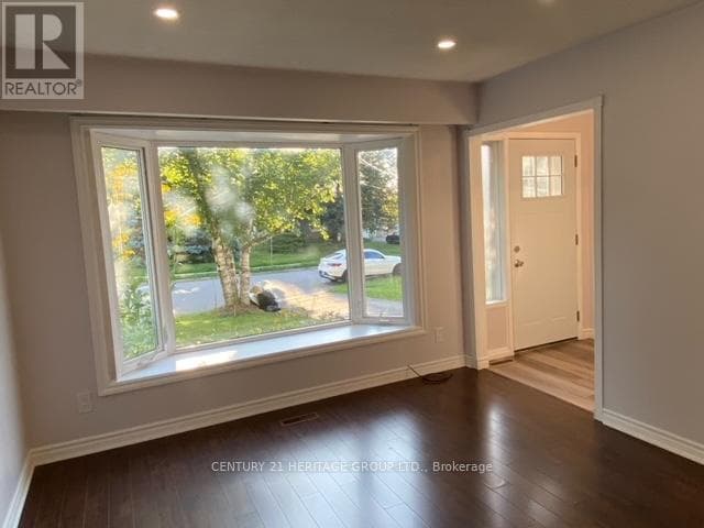 Single Family at Main- 779 Greenfield Crescent, Newmarket (Huron Heights-Leslie Valley), Ontario - Photo 5 - RE/MAX Garden City Realty