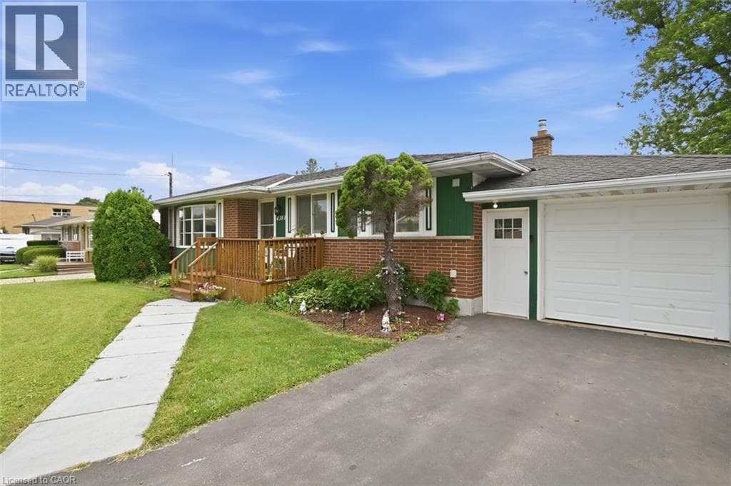 Single Family at 4381 JACKSON Street, Beamsville, Ontario - Photo 2 - RE/MAX Garden City Realty