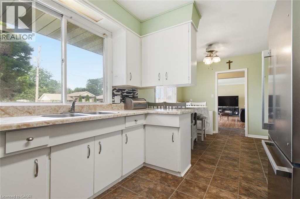 Single Family at 4381 JACKSON Street, Beamsville, Ontario - Photo 10 - RE/MAX Garden City Realty