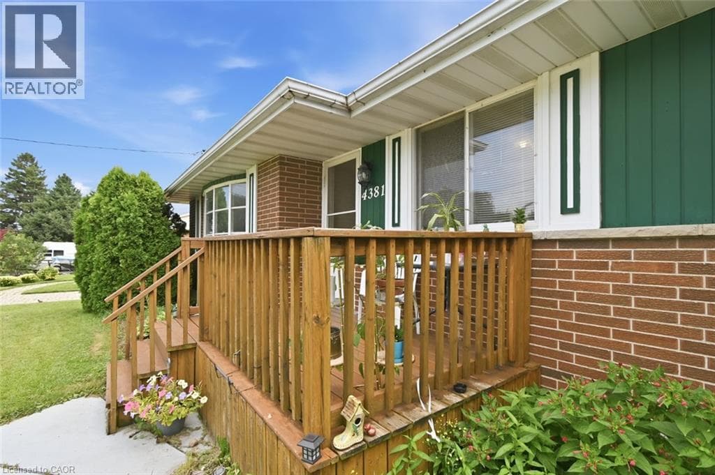 Single Family at 4381 JACKSON Street, Beamsville, Ontario - Photo 3 - RE/MAX Garden City Realty