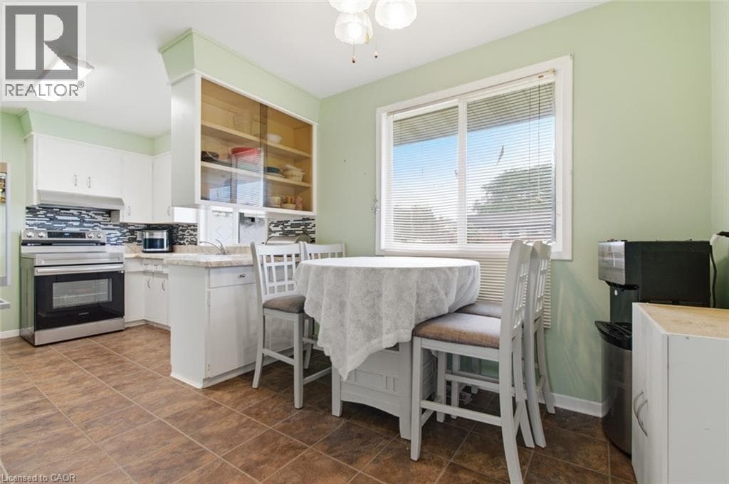 Single Family at 4381 JACKSON Street, Beamsville, Ontario - Photo 8 - RE/MAX Garden City Realty