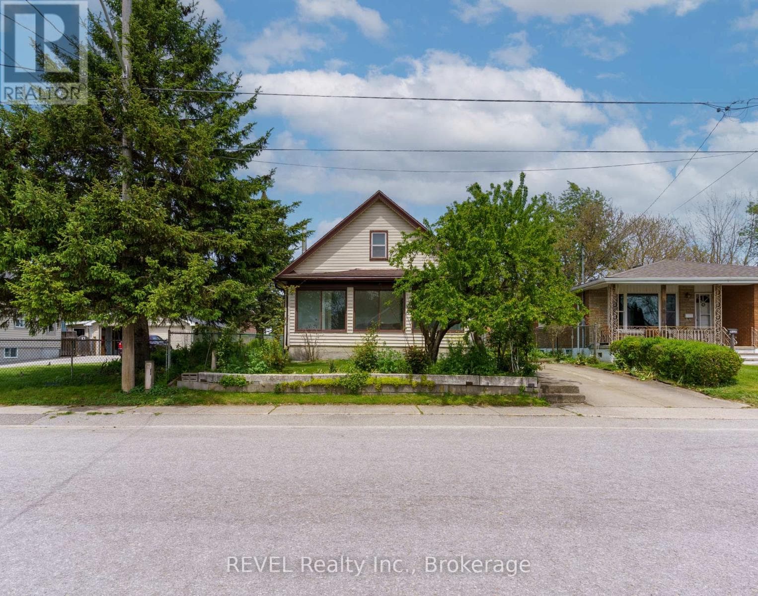 Single Family at 6401 Taylor Street, Niagara Falls (Dorchester), Ontario - Photo 2 - RE/MAX Garden City Realty