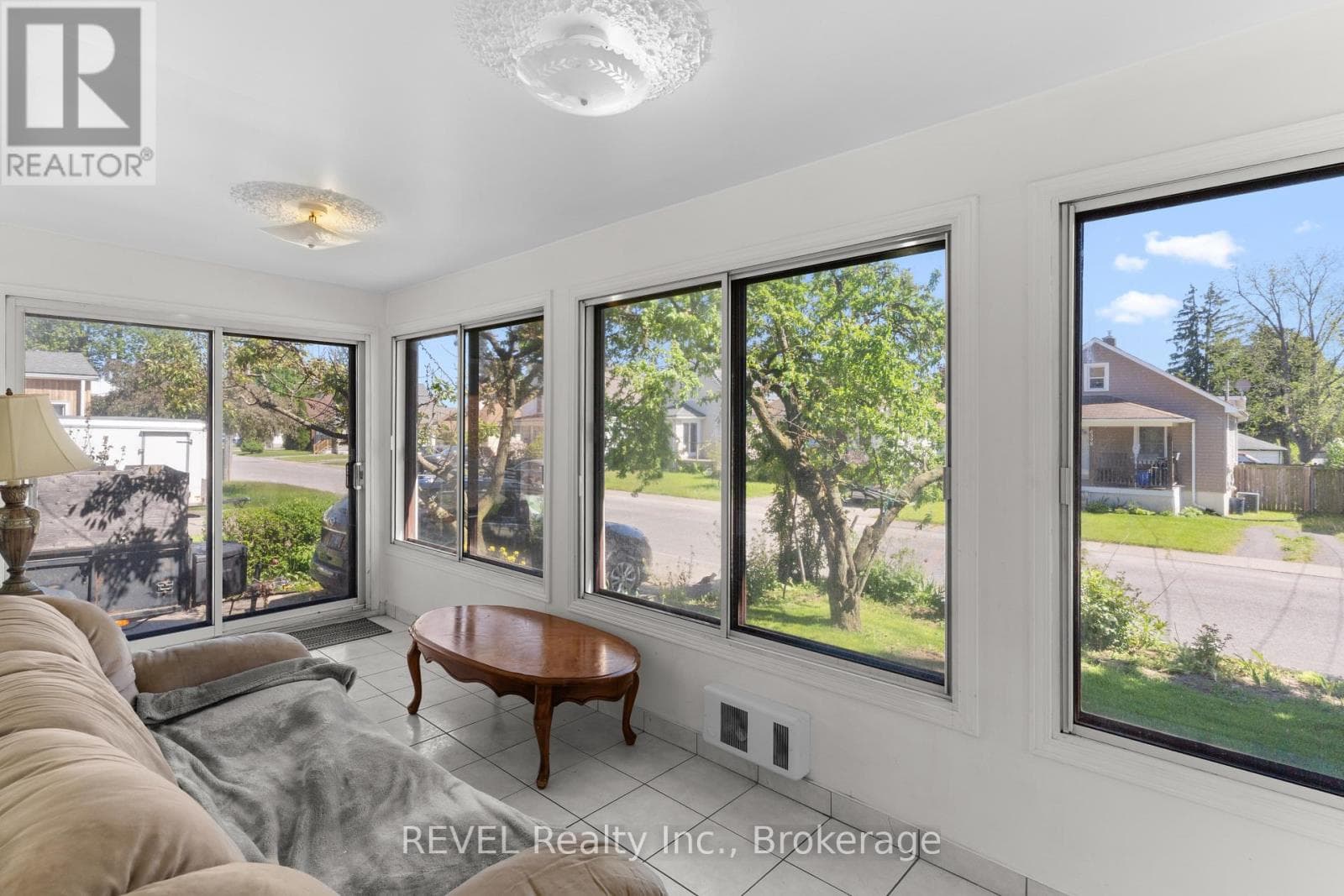 Single Family at 6401 Taylor Street, Niagara Falls (Dorchester), Ontario - Photo 3 - RE/MAX Garden City Realty