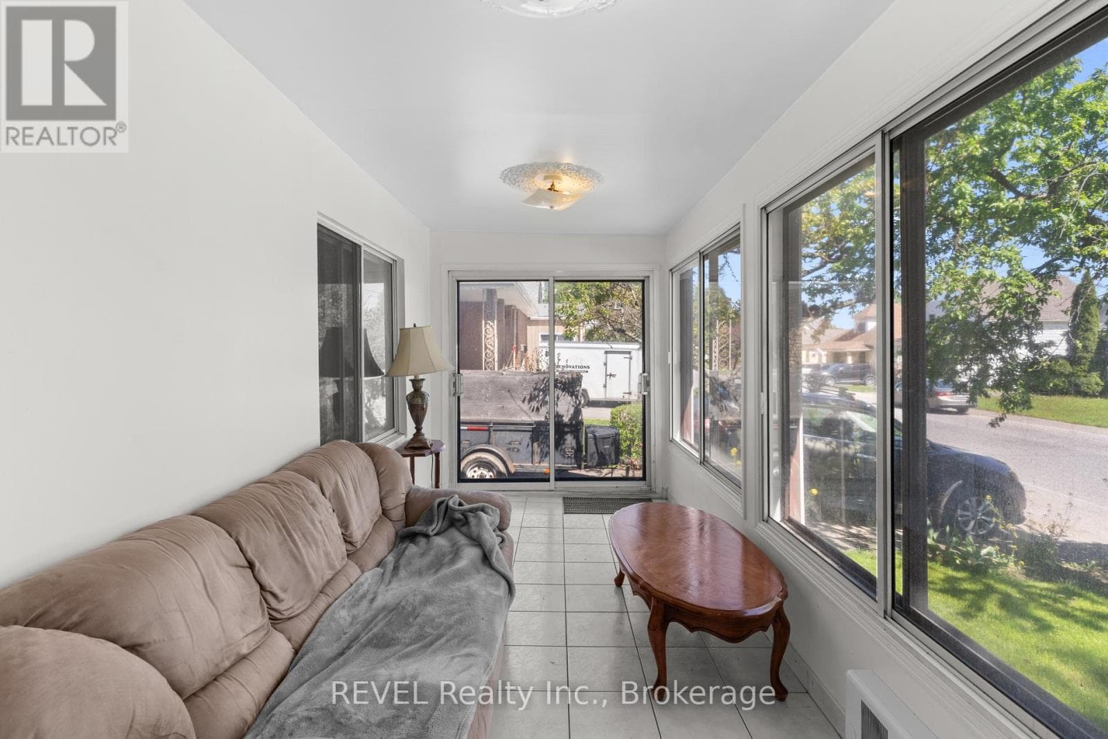Single Family at 6401 Taylor Street, Niagara Falls (Dorchester), Ontario - Photo 4 - RE/MAX Garden City Realty