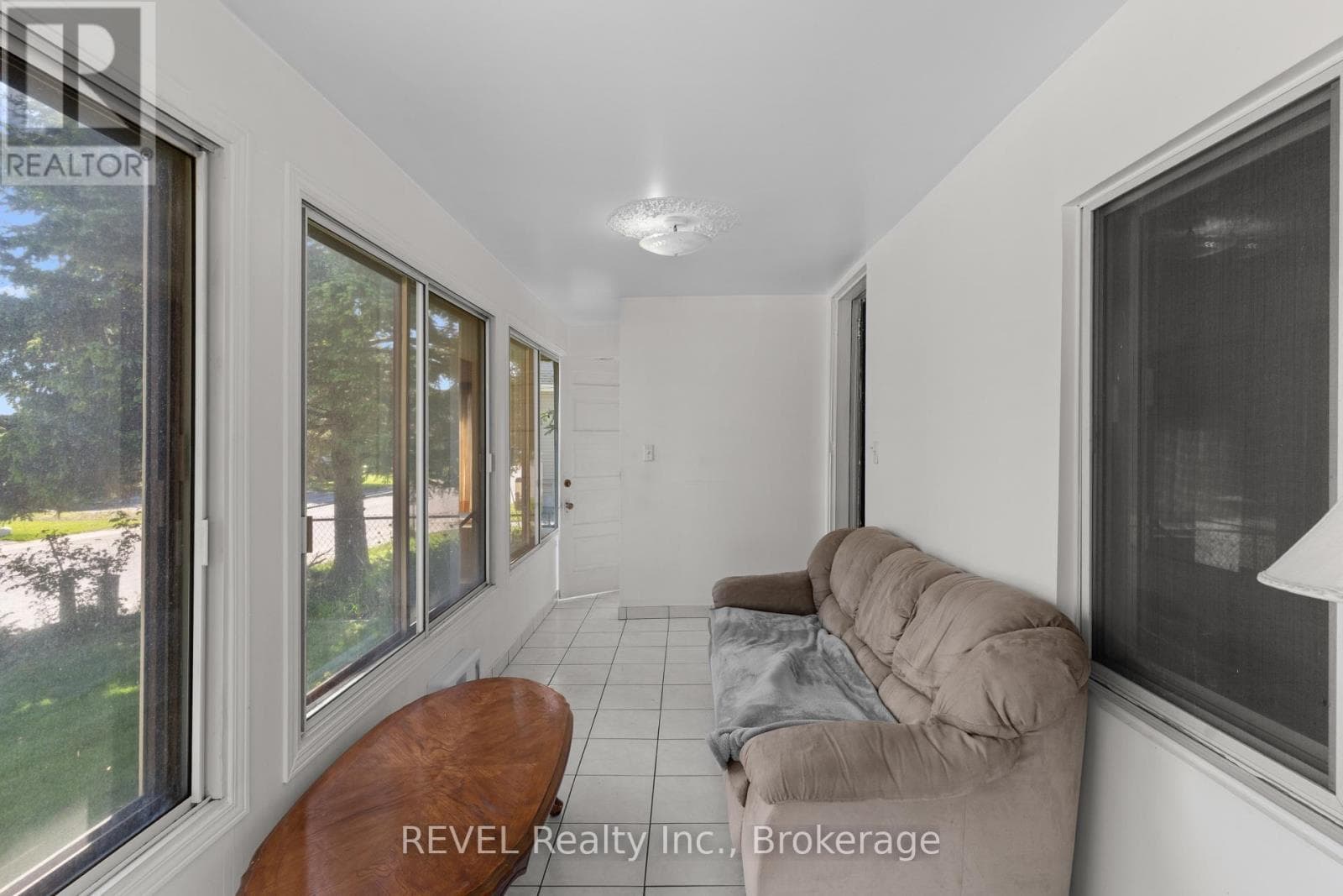Single Family at 6401 Taylor Street, Niagara Falls (Dorchester), Ontario - Photo 5 - RE/MAX Garden City Realty