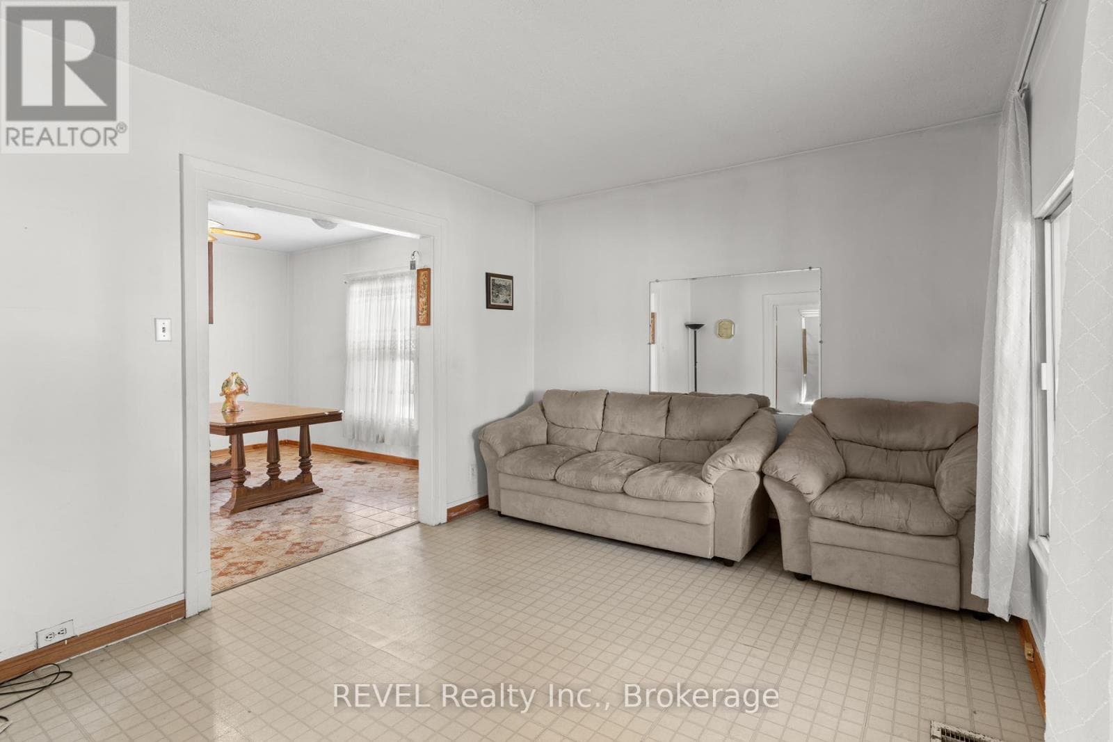 Single Family at 6401 Taylor Street, Niagara Falls (Dorchester), Ontario - Photo 6 - RE/MAX Garden City Realty
