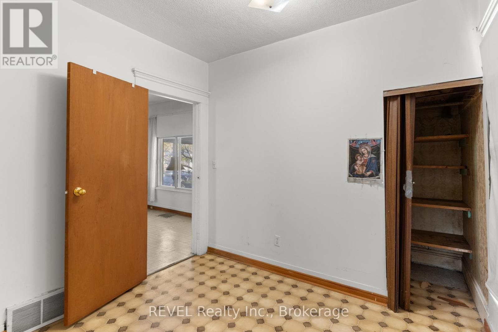 Single Family at 6401 Taylor Street, Niagara Falls (Dorchester), Ontario - Photo 7 - RE/MAX Garden City Realty