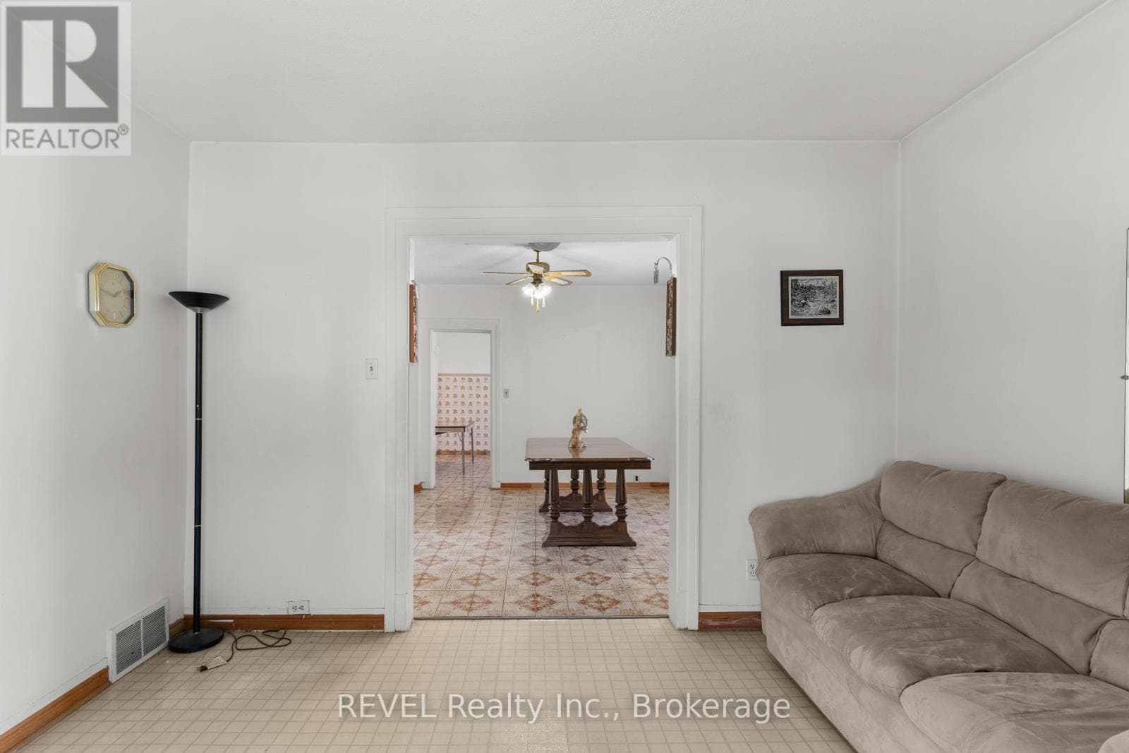 Single Family at 6401 Taylor Street, Niagara Falls (Dorchester), Ontario - Photo 8 - RE/MAX Garden City Realty