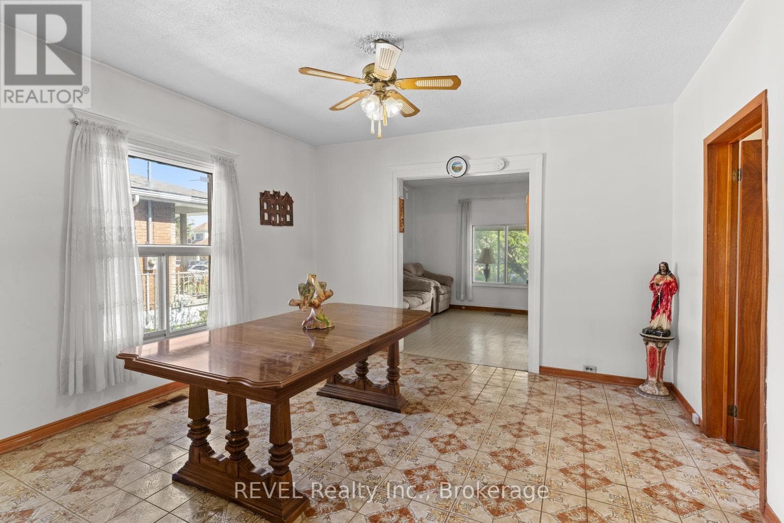 Single Family at 6401 Taylor Street, Niagara Falls (Dorchester), Ontario - Photo 9 - RE/MAX Garden City Realty