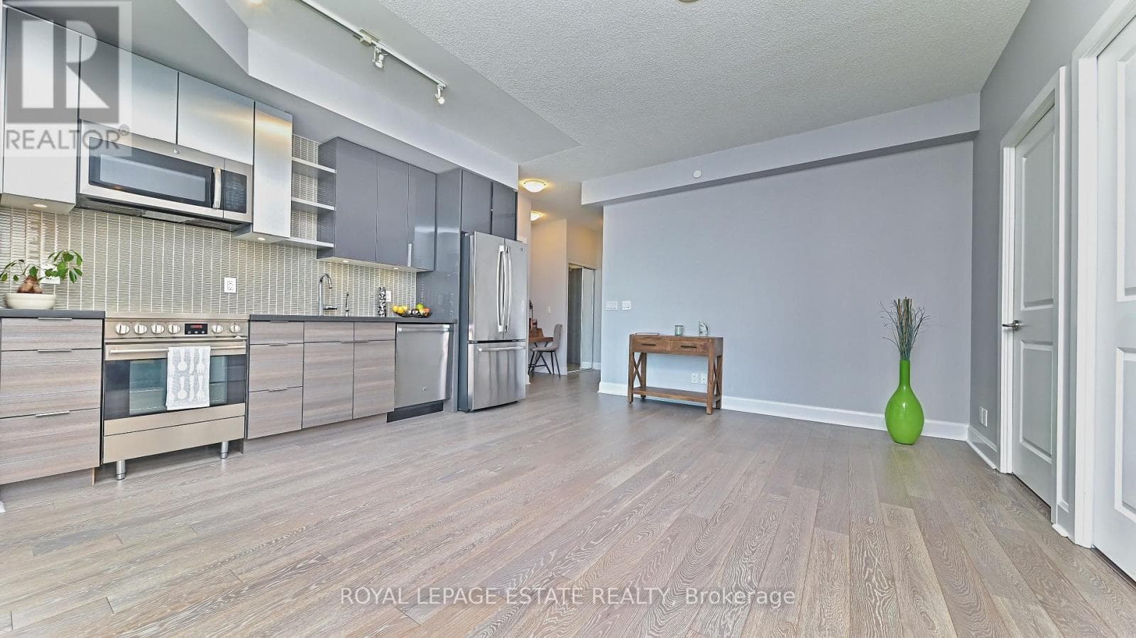 Single Family at 2901- 33 Shore Breeze Drive, Toronto (Mimico), Ontario - Photo 4 - RE/MAX Garden City Realty